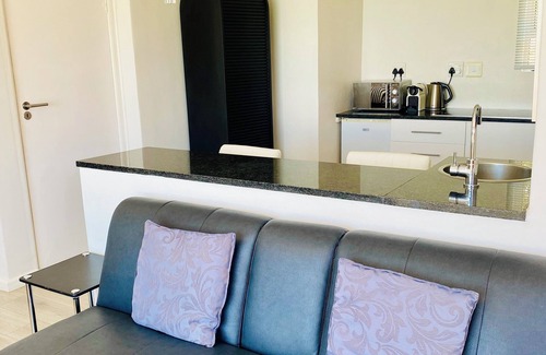 Mountainside Apartment | Studio apartment with sea view and direct view of Table Mountain