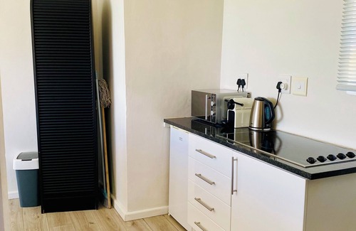 Mountainside Apartment | Studio apartment with sea view and direct view of Table Mountain