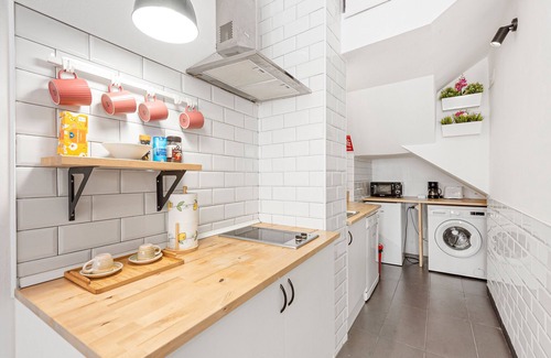 Lagunillas Apartment | Studio Apartment 'Zona's Luxury Apartment' with Wi-Fi and Air Conditioning
