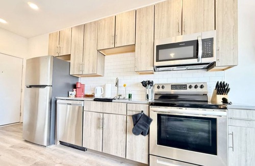 Poplar Apartment | Studio Apt with Skyline Views, King Bed, Gym and FREE Parking