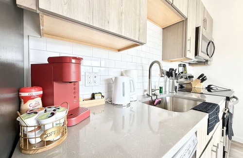 Poplar Apartment | Studio Apt with Skyline Views, King Bed, Gym and FREE Parking