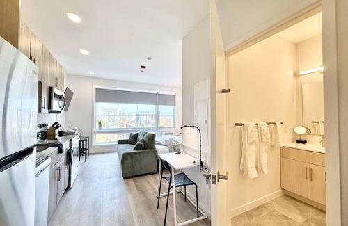Poplar Apartment | Studio Apt with Skyline Views, King Bed, Gym and FREE Parking