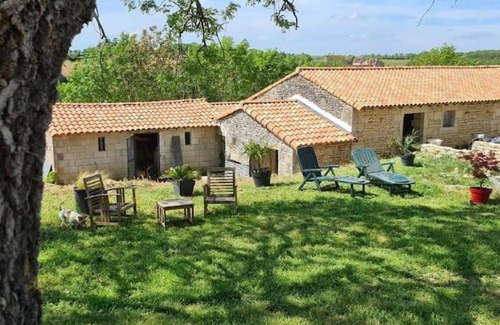 Sainte-Ouenne Apartment | Studio au milieu des animaux