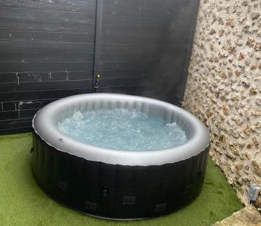 La Celle-sous-Gouzon Apartment | Studio avec spa et balnéothérapie