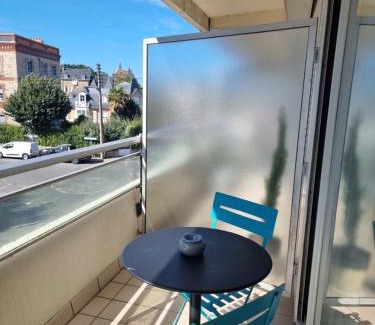 Dinard Apartment | Studio, balcon et accès direct page