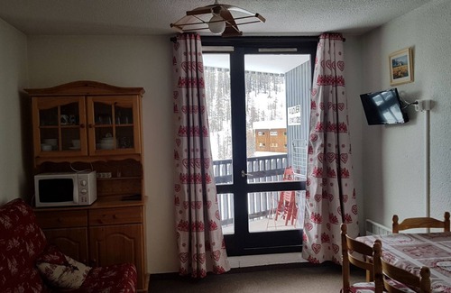 Les Claux Apartment | Studio balcony 2nd floor RES Ski Soleil 4 P located 50M from the slopes and gondola.