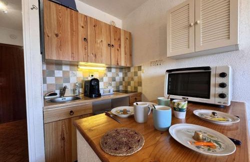 Le Brusc Apartment | Studio cabine au Brusc, proche mer, 4 couchages - FR-1-845-5