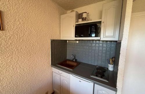 Auris Apartment | Studio cabine au pied des pistes avec balcon et parking gratuit - FR-1-297-348