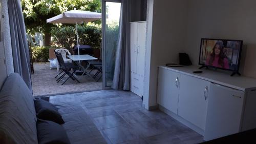 Port Rive Gauche Apartment | Studio cabine avec jardinet à 30 m de la plage, au calme.