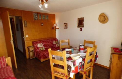 Les Saisies Apartment | Studio cabine pour 4 personnes avec balcon exposé sud, au cœur des Saisies - FR-1-594-108