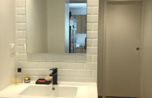 Francheville Le Bas Apartment | Studio calme avec terrasse proche de Lyon