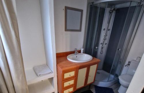 Bourges Apartment | Studio Cerf, quartier marais, terrasse rez de chaussé, jardin accessible, matelas confortable