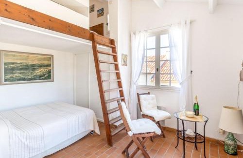 La Madrague Apartment | Studio Château de la Madrague-8 by Interhome