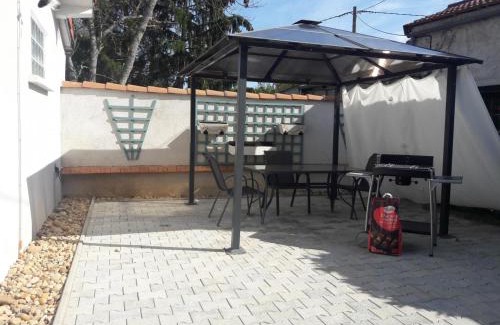 Vendat Apartment | Studio champêtre avec piscine partagée et Wifi près de Vichy - FR-1-489-230