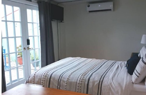 Lake Worth Apartment | Studio/clean/cozy. 3 min 2 beach Lake Worth Beach