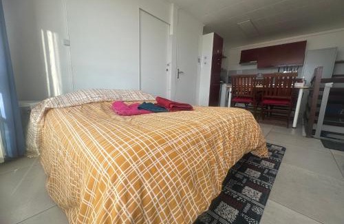 Sainte-Clotilde Centre Apartment | Studio Colombier - 2 personnes - avec vue sur mer