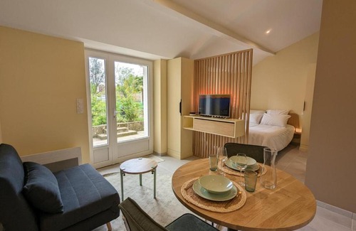 Angouleme Apartment | Studio confort à Angoulême avec terrasse, proche transports, idéale pour couples et bébés. - FR-1-653-231