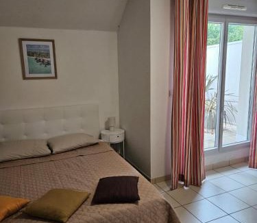 La Celle-sous-Gouzon Apartment | Studio cosy avec terrasse dans résidence avec piscine, proche thermes et centre ville