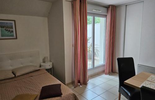 La Celle-sous-Gouzon Apartment | Studio cosy avec terrasse dans résidence avec piscine, proche thermes et centre ville