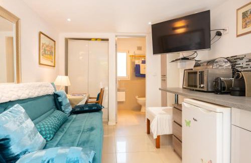 Sollies-Toucas Apartment | Studio de charme Le Rose, 20m2, dans propriété au calme avec piscine by Le mas de Louise et Sacha