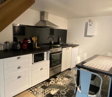 Bonnelles House | Studio duplex avec spa et cour privée