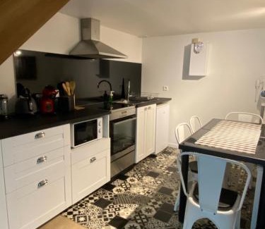 Bonnelles House | Studio duplex avec spa et cour privée