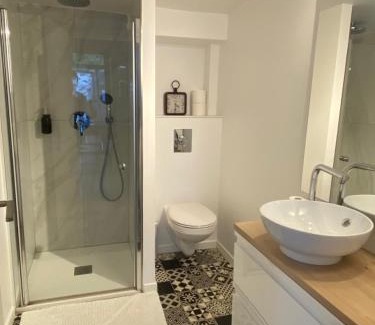 Bonnelles House | Studio duplex avec spa et cour privée