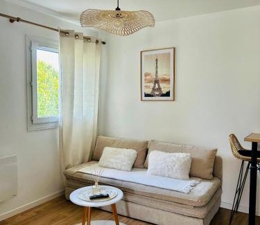 Bussy-Saint-Georges Apartment | Studio EASY CHECK-IN 8 mins Disneyland 35 mins Paris FREE Starbucks coffee parking wifi