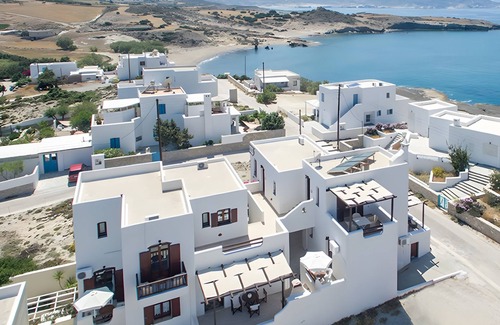 Pachena Apartment | Studio 'Erato' with Private Terrace, Wi-Fi and Air Conditioning