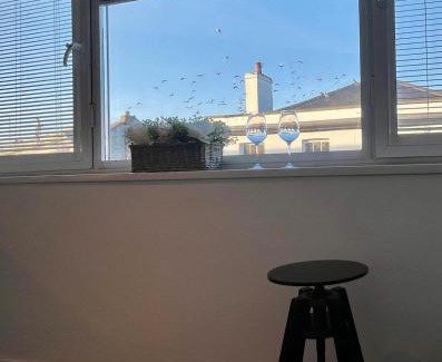 Andover Apartment | Studio Flat with Parking Off High St