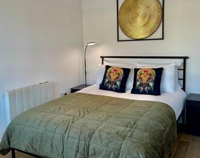 Andover Apartment | Studio Flat with Parking Off High St