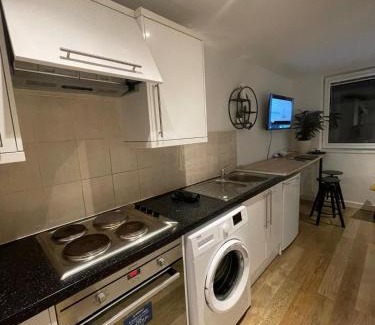 Andover Apartment | Studio Flat with Parking Off High St