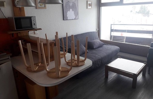 Arette Apartment | Studio for 4, elevator, ski-in/ski-out, balcony, parking, ski locker