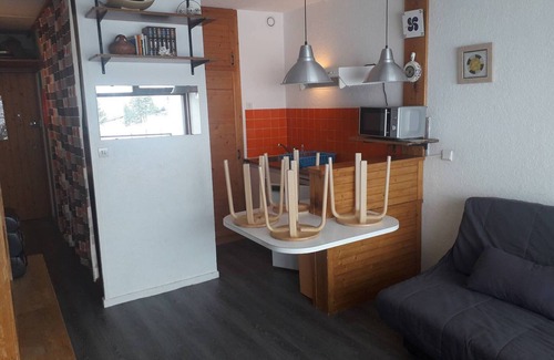 Arette Apartment | Studio for 4, elevator, ski-in/ski-out, balcony, parking, ski locker