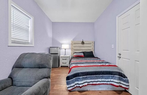 North Hyde Park Apartment | Studio for a person to live with separate entrance without kitchen