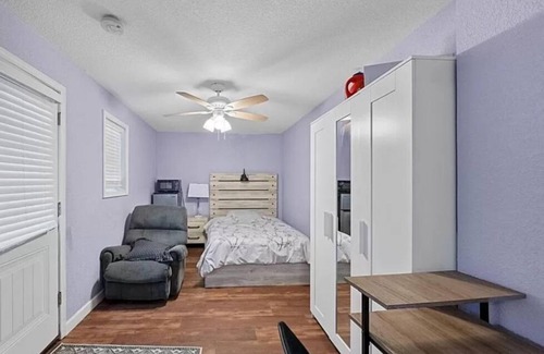 North Hyde Park Apartment | Studio for a person to live with separate entrance without kitchen