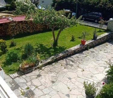 Saint-Alban-sur-Limagnole Apartment | Studio et espace vert et terrasse