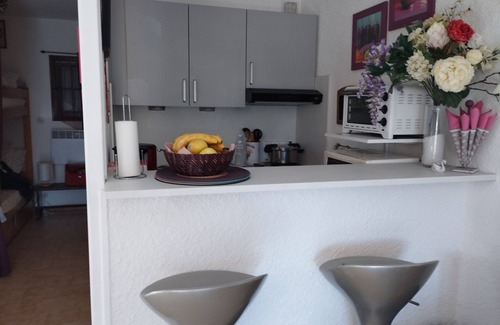 Saintes-Maries-de-la-Mer Apartment | Studio apartment in attractive residence on garden level, Loggia, Terrace with trees.