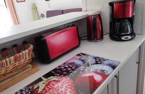 Saintes-Maries-de-la-Mer Apartment | Studio apartment in attractive residence on garden level, Loggia, Terrace with trees.