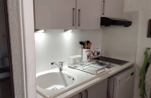 Saintes-Maries-de-la-Mer Apartment | Studio apartment in attractive residence on garden level, Loggia, Terrace with trees.