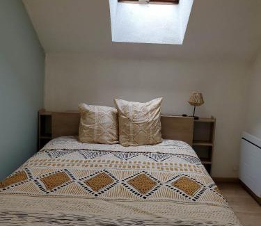 Le Creusot Apartment | Studio grand lit 160 tout équipé wifi