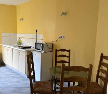 Chef-Boutonne Apartment | Studio Idéal pour 2 à 3 personnes avec une piscine dans la maison principale