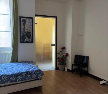 Chef-Boutonne Apartment | Studio Idéal pour 2 à 3 personnes avec une piscine dans la maison principale