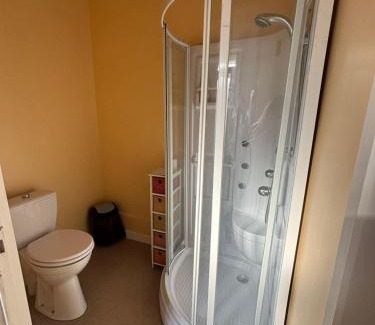 Chef-Boutonne Apartment | Studio Idéal pour 2 à 3 personnes avec une piscine dans la maison principale