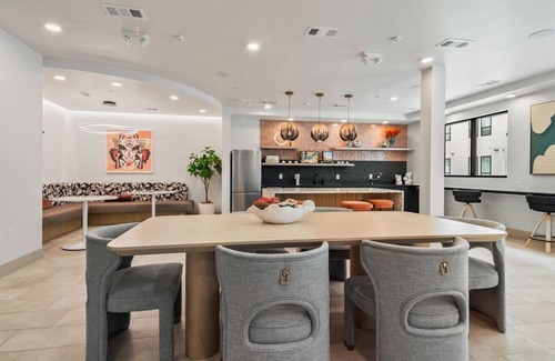 Neartown Apartment | Studio in Downtown Houston | Shared Pool & Gym