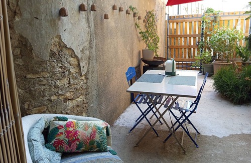 Marguerittes Apartment | Studio in village house with small courtyard