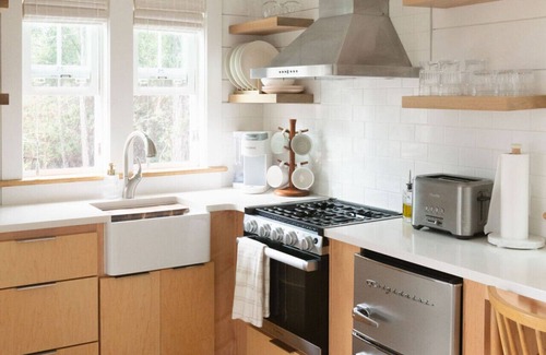 Seagrove Beach Cottage | Studio Juan: Seagrove Beach tiny house 30A + pool + bikes + beach chairs