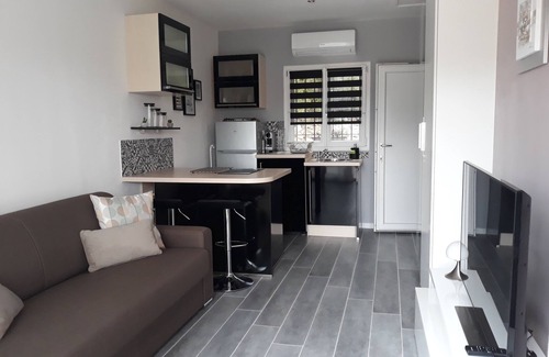 Gareoult Apartment | Studio la Chabertine with swimming pool and jacuzzi located between sea and countryside