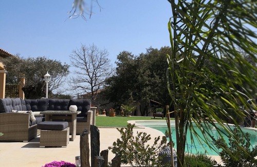 Gareoult Apartment | Studio la Chabertine with swimming pool and jacuzzi located between sea and countryside