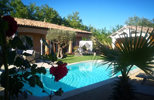 Gareoult Apartment | Studio la Chabertine with swimming pool and jacuzzi located between sea and countryside